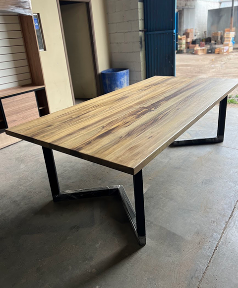 Mesa Laurel en V